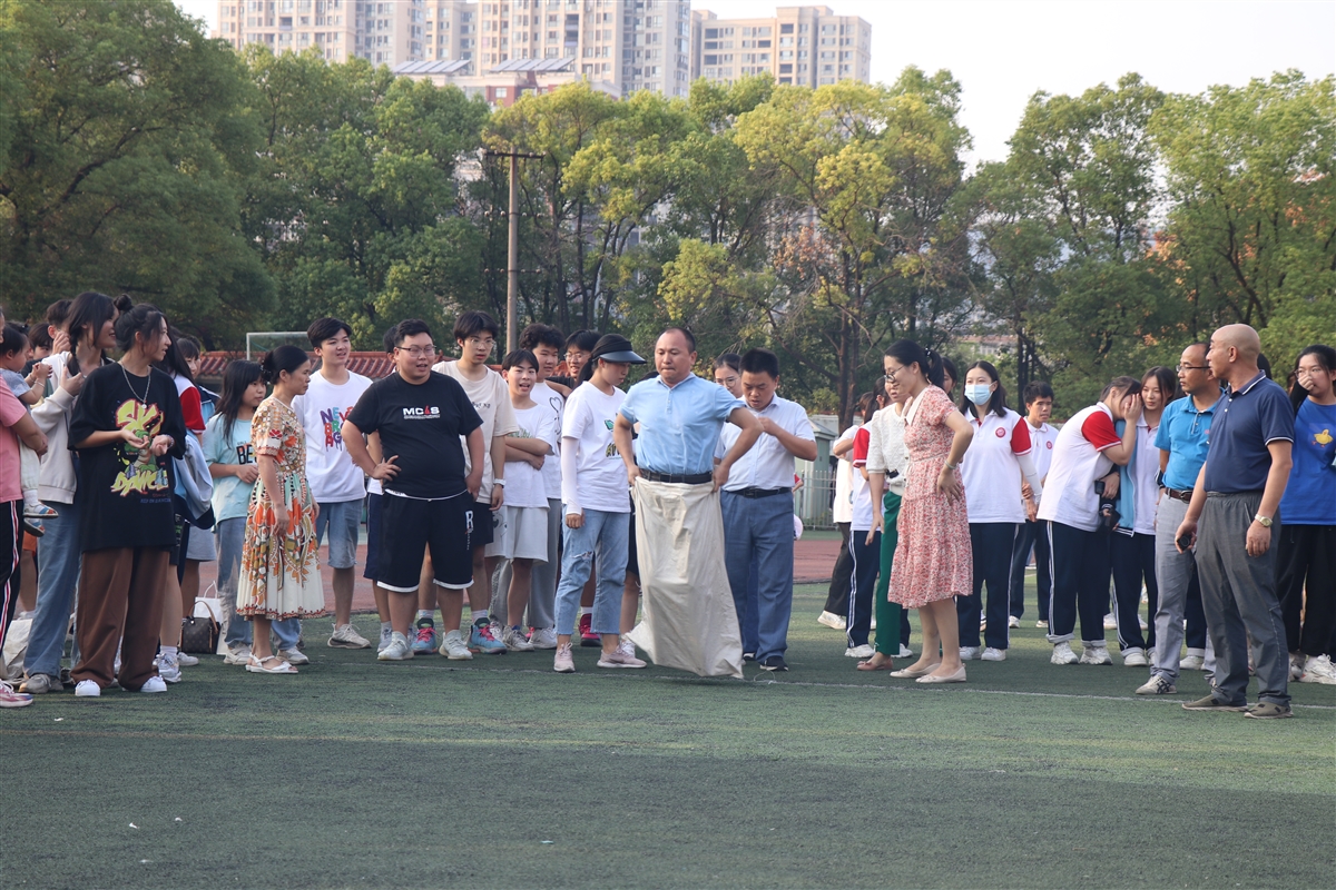 市职教中心举办“迎国庆”教职工趣味活动